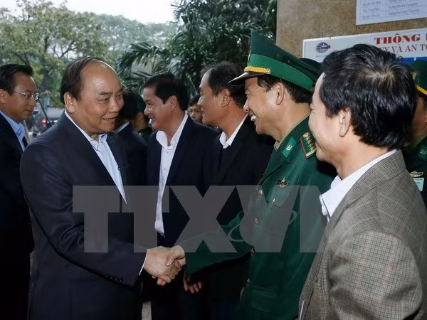 Le PM au port de Da Nang et au Centre de sauvetage de la 2e zone maritime ảnh 1 Le PM au port de Da Nang et au Centre de sauvetage de la 2e zone maritime ảnh 1