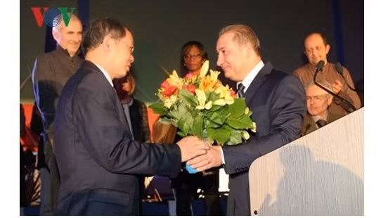 Remise de l’Insigne de la ville française de Choisy-le-Roi à l’ambassadeur vietnamien ảnh 1