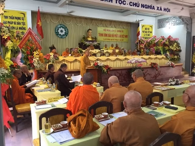 Les fidèles bouddhistes toujours aux côtés des pauvres ảnh 1