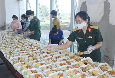 Les femmes militaires chargées des repas dans les zones de confinement ảnh 1