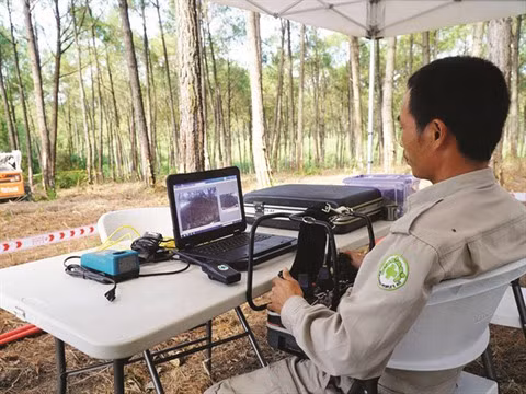 Des machines à déminer à l’œuvre à Quang Tri ảnh 2