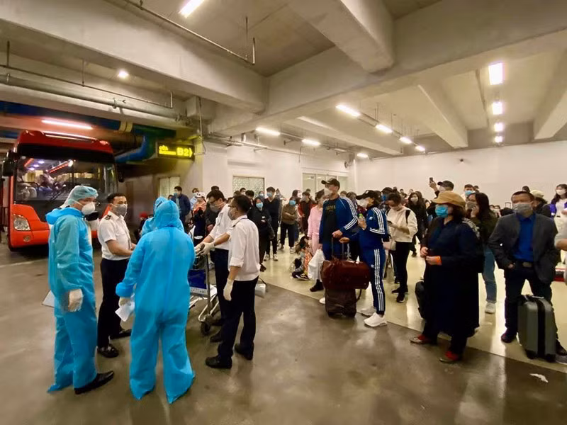 COVID-19: la prévention et la lutte contre l’épidémie dans l’aéroport international de Noi Bai ảnh 1