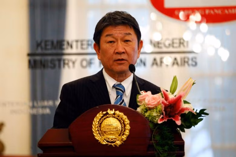 Le ministre japonais des Affaires étrangères en visite officielle à Singapour ảnh 1
