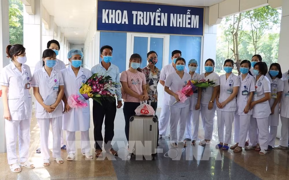Le 10e cas de COVID-19 traité à Ninh Binh est sorti de l'hôpital ảnh 1