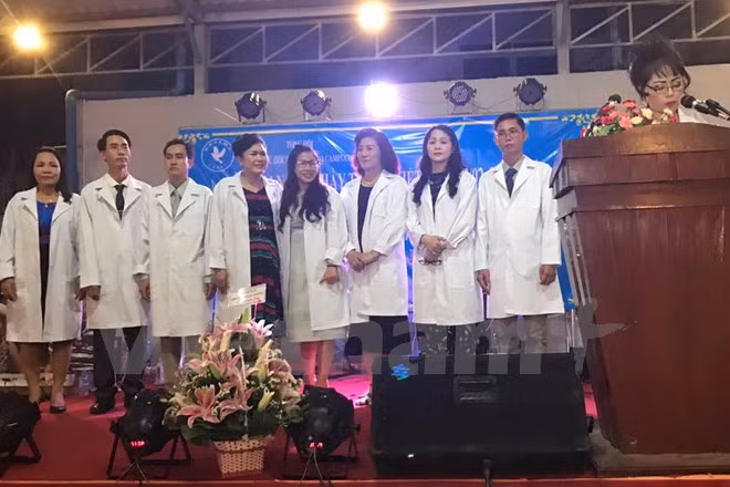 Célébration de la Journée des médecins vietnamiens au Cambodge et en Russie ảnh 1