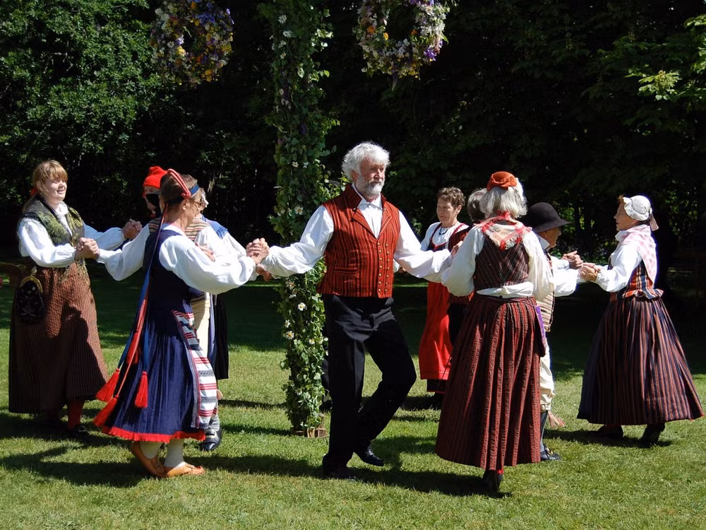 Échange d'amitié pour saluer La Midsommar à Hanoï ảnh 1