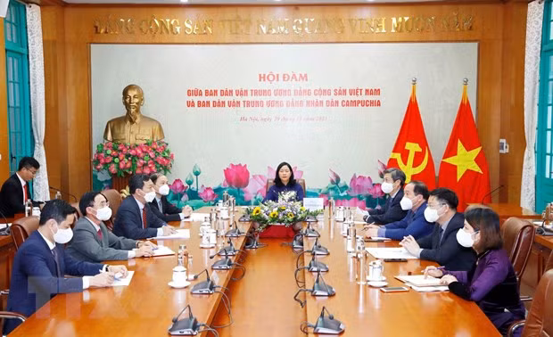 Vietnam-Cambodge : échange sur la mobilisation des masses entre le PCV et le PPC ảnh 1