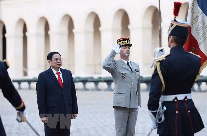 Cérémonie d'accueil officielle du PM Pham Minh Chinh et d'une délégation vietnamienne à Paris ảnh 1