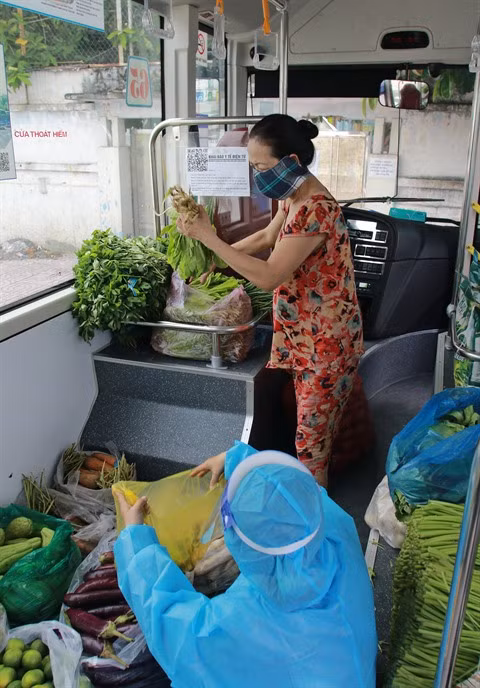 Des bus convertis en points de vente ambulants en temps de quarantaine ảnh 1 Des bus convertis en points de vente ambulants en temps de quarantaine ảnh 1