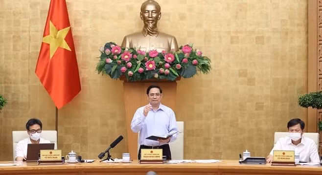 Le PM demande de nouvelles solutions dans la lutte anti-COVID-19 ảnh 1