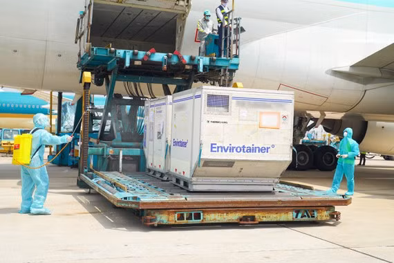 De doses de vaccin AstraZeneca supplémentaies arrivent au Vietnam ảnh 1