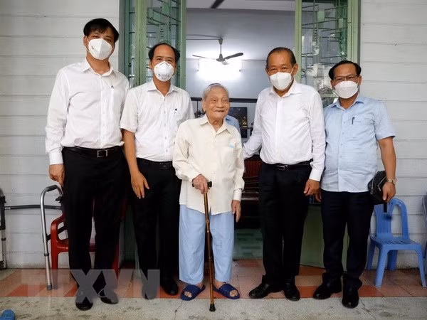 Le vice-PM Truong Hoa Binh visite des mères héroïnes et contributeurs de la révolution ảnh 1