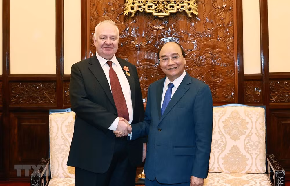 Le président Nguyen Xuan Phuc reçoit l’ambassadeur de Russie ảnh 1
