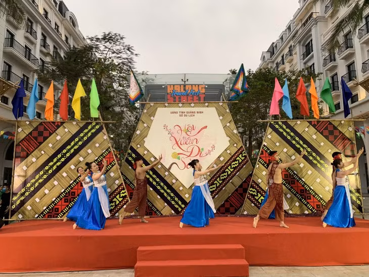 Coup d’envoi de la 2e Fête de rue de Ha Long ảnh 1 Coup d’envoi de la 2e Fête de rue de Ha Long ảnh 1