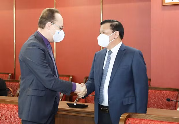 Le secrétaire du Comité municipal du Parti de Hanoï reçoit l’ambassadeur de Russie ảnh 1