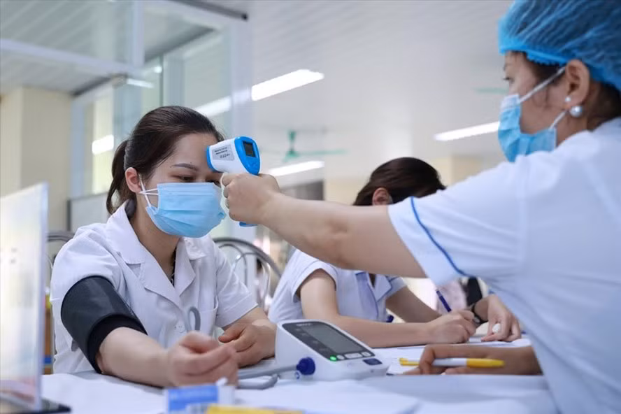 Consultation pré-vaccinale pour accélérer le plan de vaccination contre le COVID-19 ảnh 1
