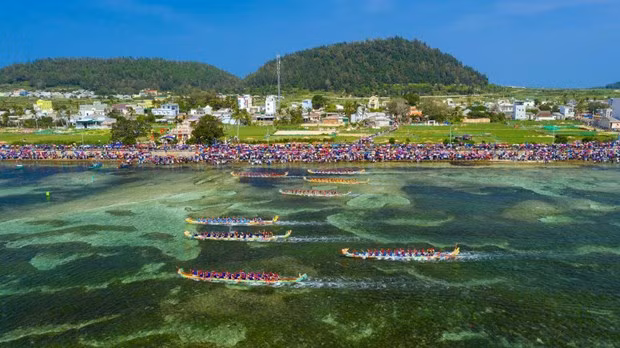 Le festival des courses de bateaux lié à l'histoire de l'île d’avant-poste de Ly Son ảnh 1