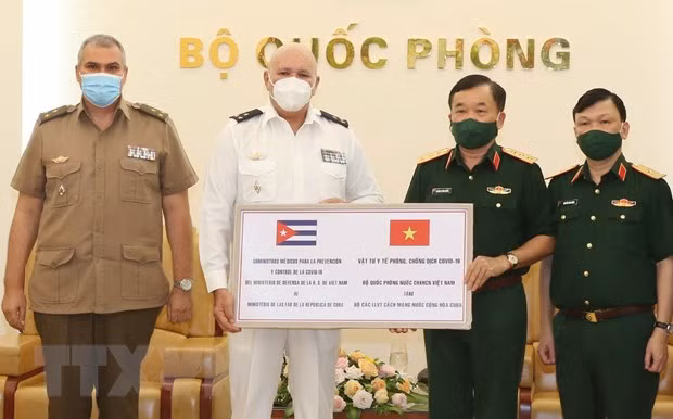 COVID-19: le ministère vietnamien de la Défense offre des fournitures médicales à Cuba ảnh 1