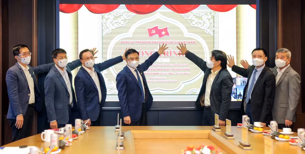 Célébration des 60 ans de la Journée traditionnelle de l'industrie gazo-pétrolière du Vietnam ảnh 3