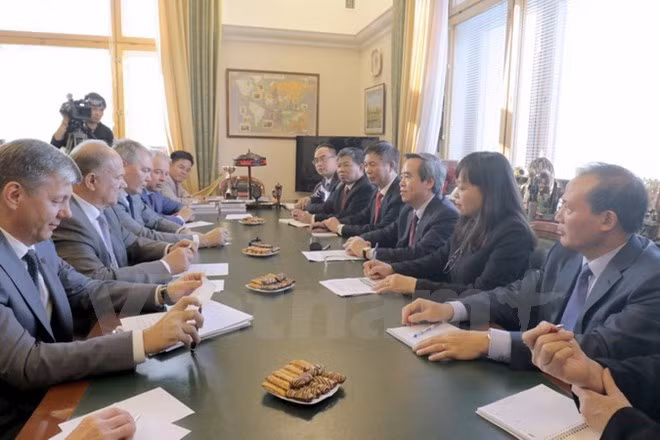 Le chef de la Commission centrale de l’Economie du PCV en visite en Russie ảnh 1