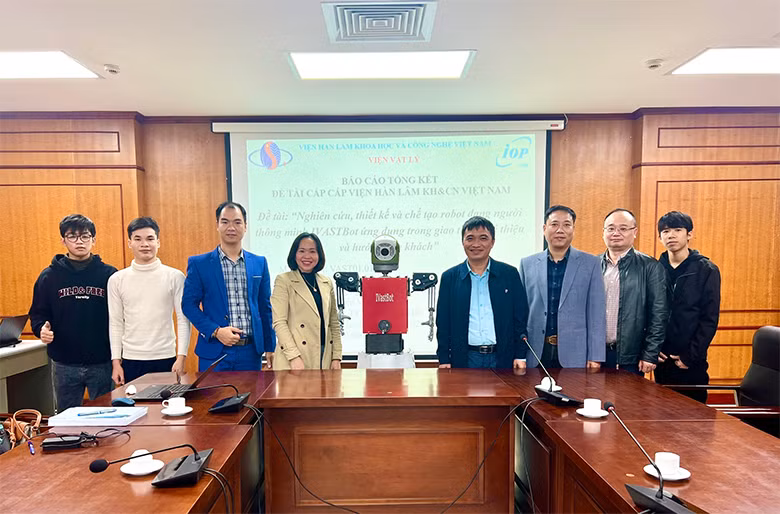 Des scientifiques vietnamiens fabriquent un robot humanoïde intelligent ảnh 1