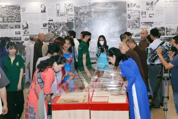 Exposition de photos et documents de presse sur le bouddhisme ảnh 2 Exposition de photos et documents de presse sur le bouddhisme ảnh 2