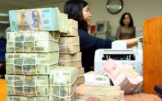 La position de la monnaie vietnamienne continue de se renforcer ảnh 2