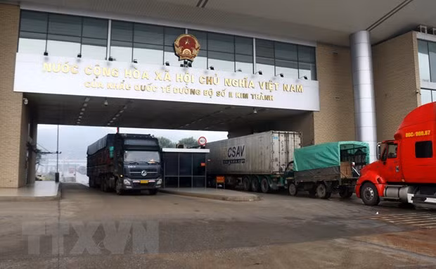 Coronavirus : reprise du dédouanement au poste frontière de Lao Cai ảnh 1