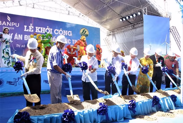 Mise en chantier d'une centrale éolienne à Soc Trang ảnh 1