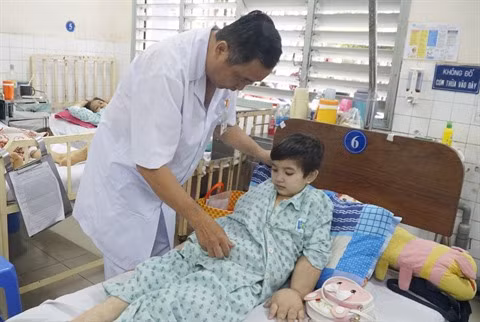 Célébration de la Journée des médecins vietnamiens, l’homme qui défiait les cancers ảnh 1