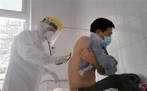 COVID-19 : les blouses au centre de l’épidémie ảnh 1