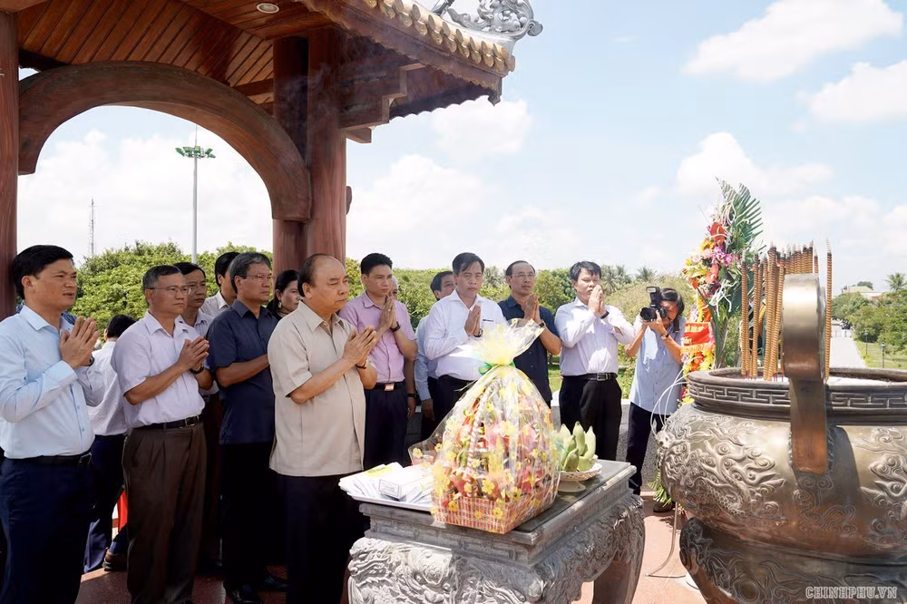 Le PM Nguyen Xuan Phuc offre de l'encens à l'ancienne citadelle de Quang Tri ảnh 1