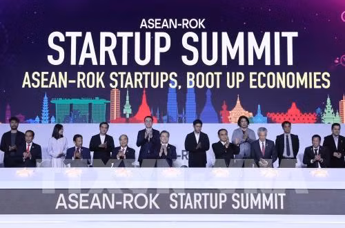 Le PM Nguyen Xuan Phuc participe au Sommet des startup ASEAN-R. de Corée ảnh 1