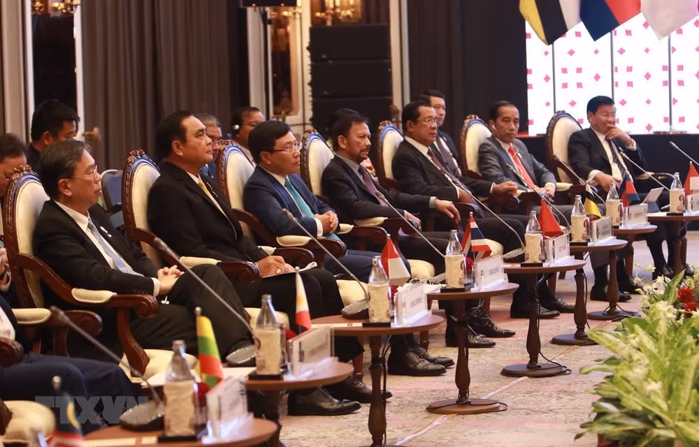Les dirigeants rencontrent des représentants de l'AIPA, de l'ASEAN-BAC et de la jeunesse de l'ASEAN ảnh 1
