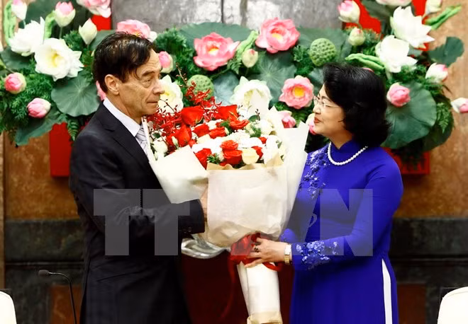 Le professeur Odon Vallet décoré de l’Ordre de l’Amitié ảnh 1