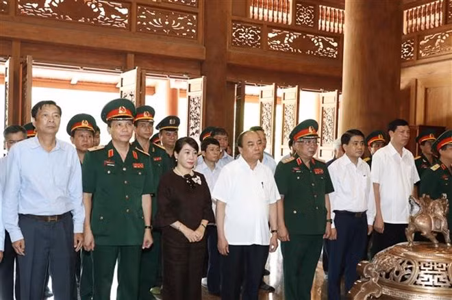 Le PM Nguyen Xuan Phuc offre de l'encens au président Ho Chi Minh au site K9 ảnh 1