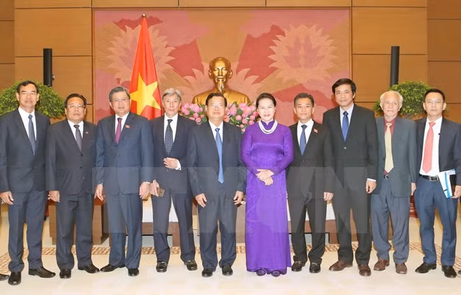 La présidente de l’Assemblée nationale reçoit des hôtes laotiens ảnh 1