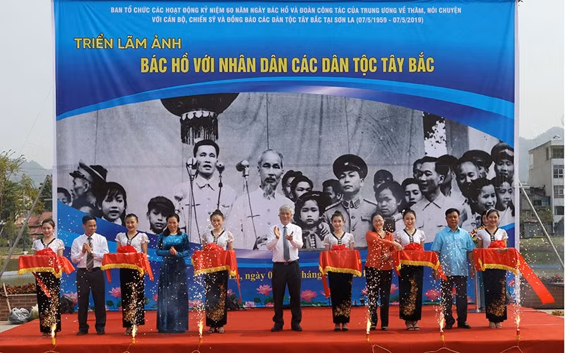 Exposition photographique "L’Oncle Hô avec le peuple multiethnique du Tay Bac" ảnh 1