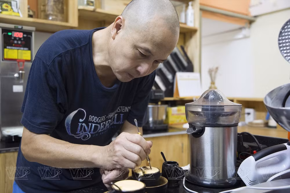 Un cafetier de Hanoï promeut les plus beaux lieux de la capitale dans ses cafés ảnh 1