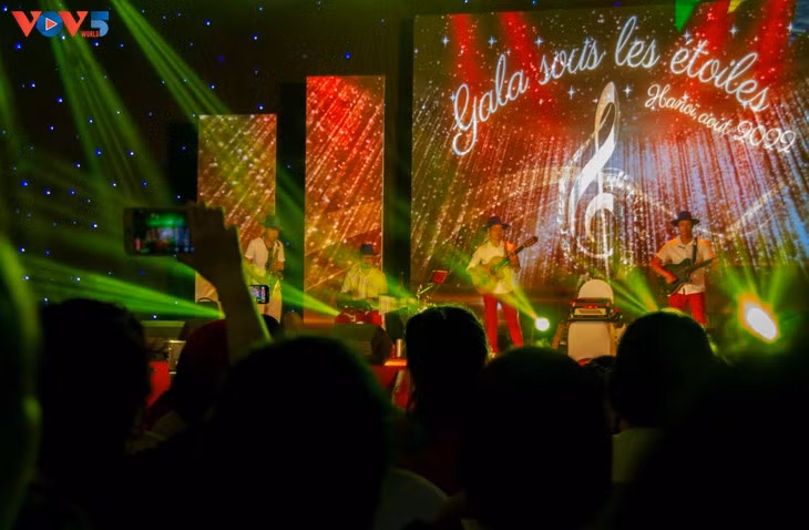 Gala sous les étoiles du Département de français de l’université de langues internationales de Hanoï ảnh 1