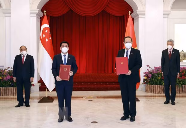 Renforcement de la coopération avec Singapour dans l’industrie et le commerce ảnh 1