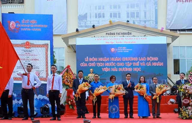Le vice-PM Vu Duc Dam au 100e anniversaire de l'Institut océanographique de Nha Trang ảnh 1