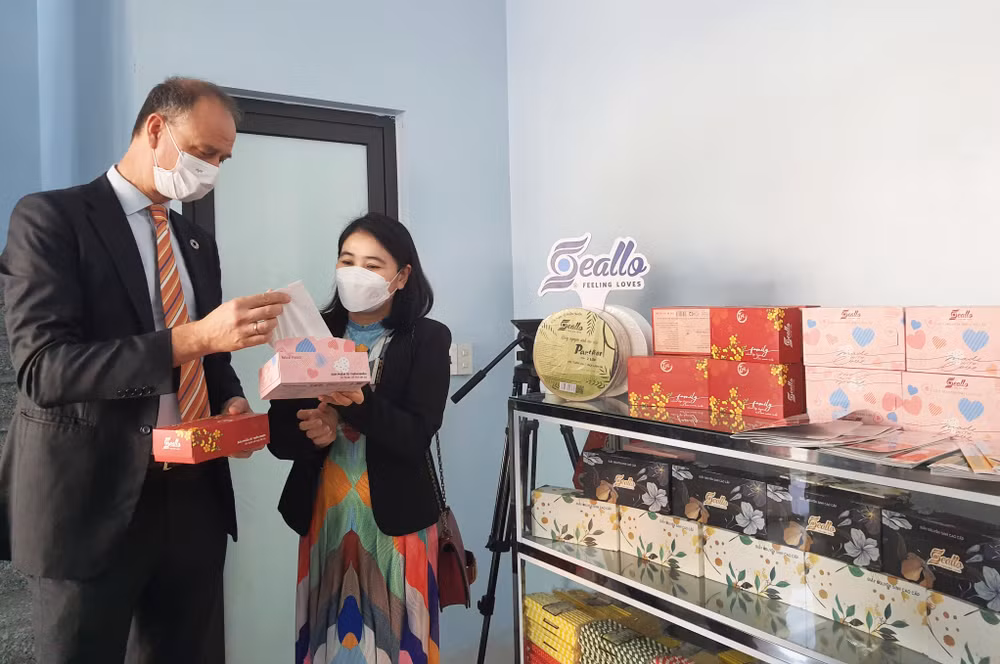 Quang Ninh : inauguration d’une boutique pour la réduction de la pollution plastique ảnh 2