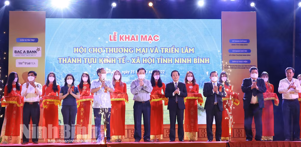 Ninh Binh ouvre une exposition sur ses réalisations socio-économiques ảnh 1