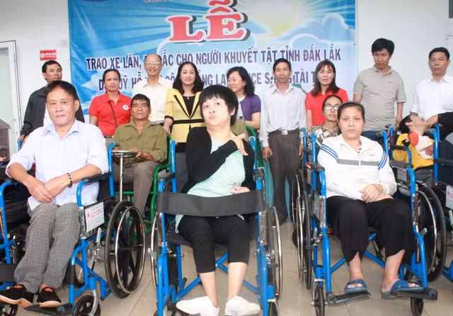 150 fauteuils roulants aux handicapés de la province de Dak Lak ảnh 1