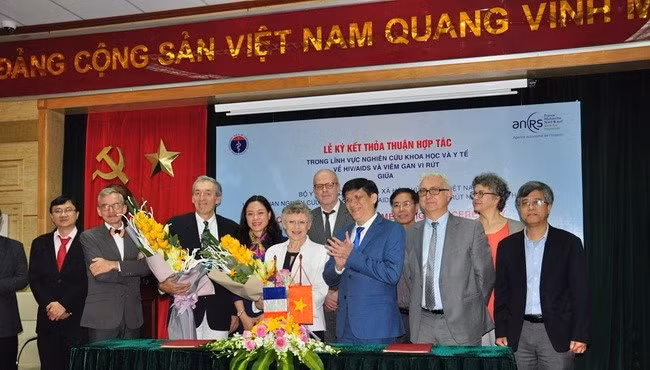 Vietnam – France : signature d’un protocole d'accord dans la recherche scientifique sur le VIH ảnh 1