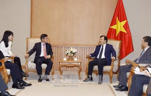 Le vice-P​M Trinh Dinh Dung reçoit le directeur général de Samsung Vietnam ảnh 1