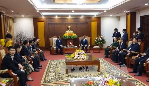 Une délégation laotienne en visite à Hoa Binh ảnh 1