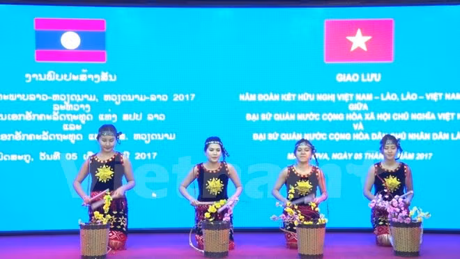 Echanges d'amitié en l’honneur des 55 ans des relations Vietnam-Laos ảnh 1