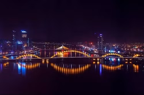 Cinq villes sont éclairées pour marquer le 50e anniversaire de l'ASEAN ảnh 1